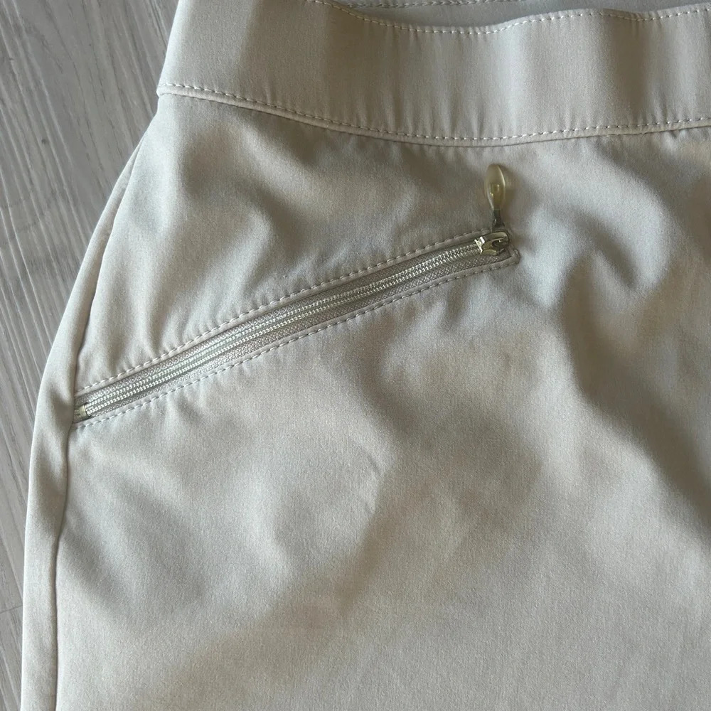 Chico's Zenergy Cargo Golf Shorts Women's 1.5 (10) Tan Khaki Travel Performance